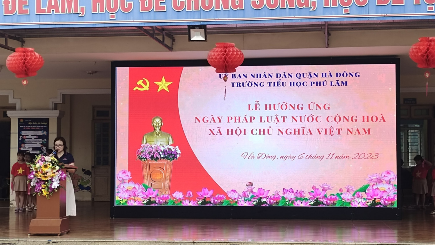 Ảnh lễ hưởng ứng Ngày pháp luật Việt Nam